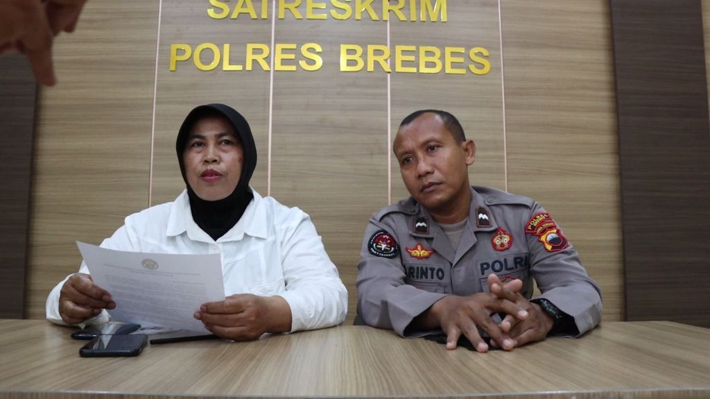 Kepala Pembinaan Operasional Satuan Reserse Kriminal Polres Brebes Inspektur Satu Puji Haryati (kiri) memberikan keterangan terkait kasus pemerkosaan yang dilakukan oleh enam orang terhadap seorang anak berusia 15 tahun di Desa Sengon, Kecamatan Brebes, Jawa Tengah, Selasa (17/1/2023). 