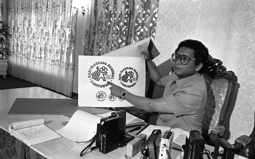 Menpora Abdul Gafur mempertontonkan logo resmi menyambut Hari Olahraga 9 September yang akan diresmikan Presiden Soeharto di Solo, bersamaan dengan usainya pemugaran Stadion Sriwedari. Stadion tersebut adalah tempat PON 1948 dilangsungkan.