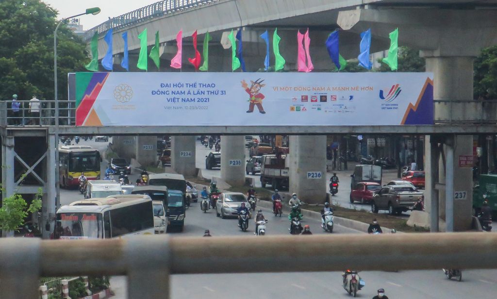 Spanduk bertemakan SEA Games 2021 yang terpasang di salah satu sudut jalanan di kota Hanoi, Vietnam, Senin (9/4/2022). 