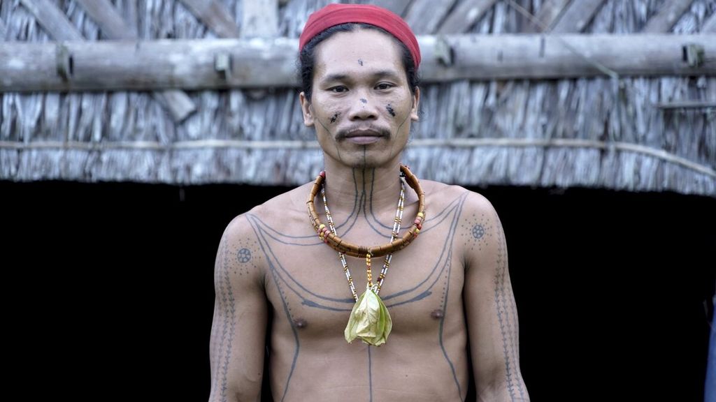 Sikerei Aman Goddai alias Bakkat Kunen Salakirat di Dusun Buttui, Desa Madobag, Kecamatan Siberut Selatan, Kepulauan Mentawai, Sumatera Barat, Rabu (27/7/2022).