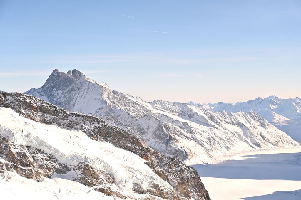 Ilustrasi. Pemandangan pegunungan Alpen di Swiss, Sabtu (17/12/2022).