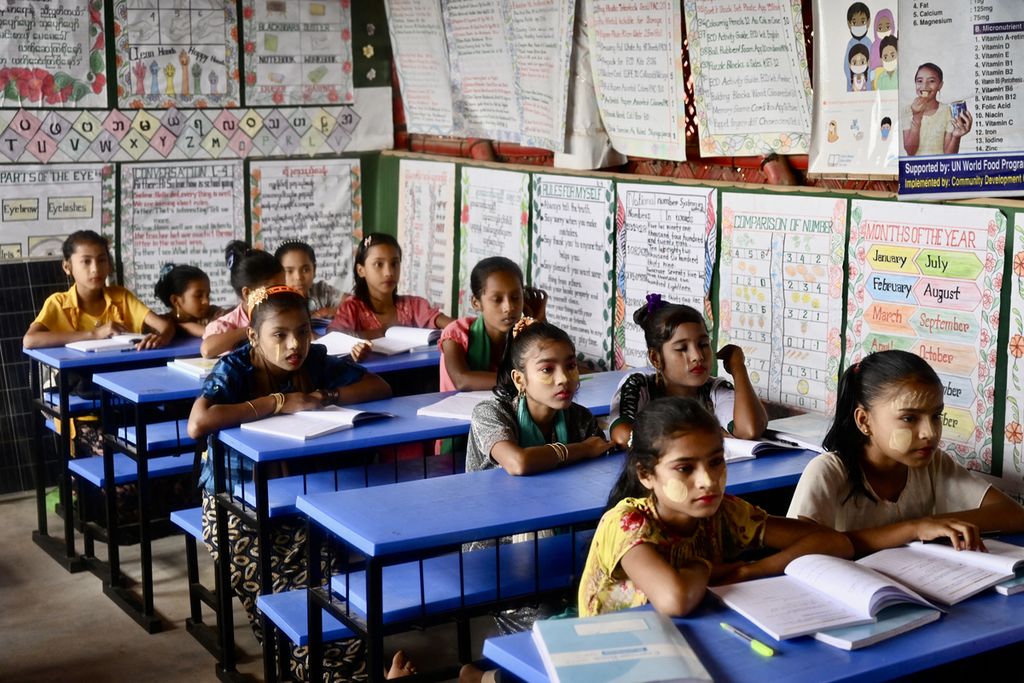 Anak-anak pengungsi Rohingya mengikuti pelajaran di sebuah sekolah di sebuah sekolah di kamp pengungsi Kutupalong di Ukhia, Cox's Bazar, Bangladesh, Rabu (10/8/2022). Human Rights Watch melaporkan, setidaknya 200 desa Rohingya dihancurkan dan dibakar oleh militer Myanmar, dan diperkirakan 13.000 orang Rohingya terbunuh.