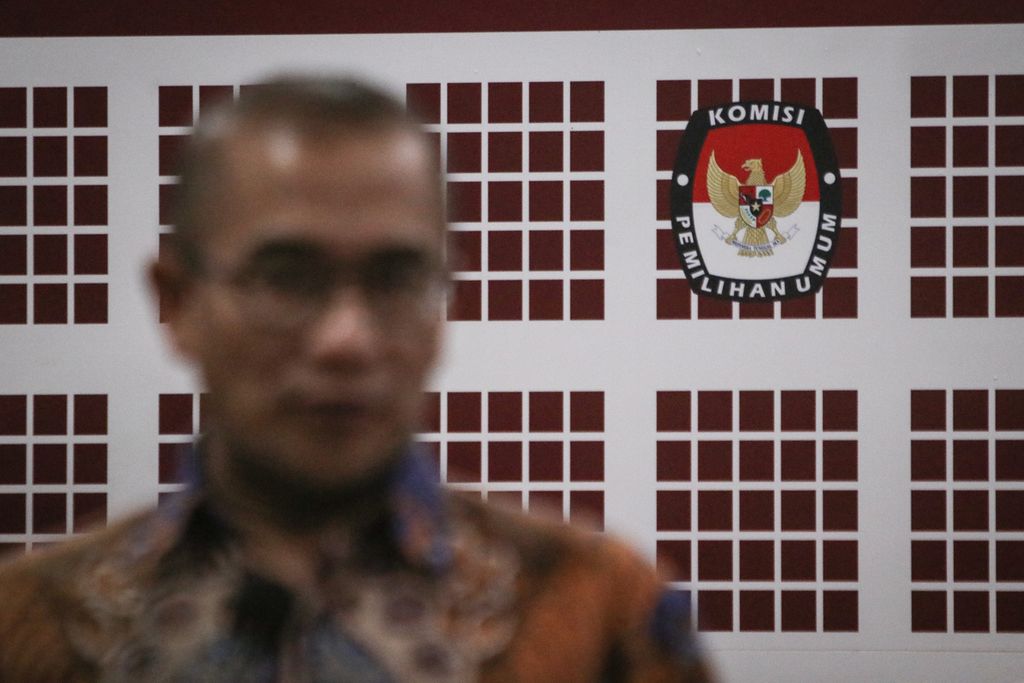 Logo KPU di belakang Ketua KPU Hasyim Asy'ari yang sedang menyampaikan keterangan pers di Kantor KPU, Jakarta, Rabu (21/12/2022). 