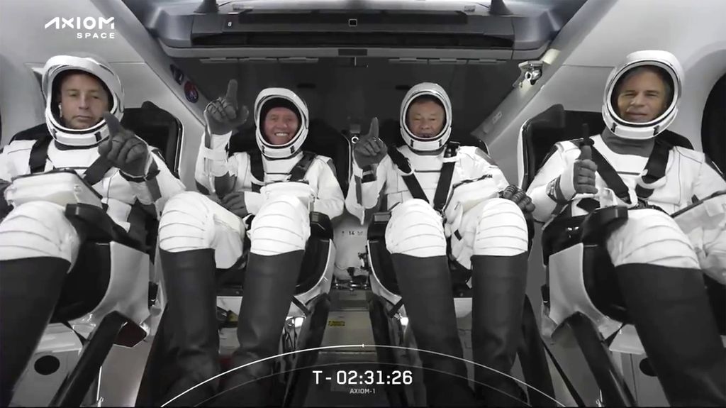 Kru SpaceX duduk di dalam pesawat luar angkasa Dragon, 8 April 2022, di Cape Canaveral, Florida, AS. Dari kiri ke kanan: CEO perusahaan ekuitas Mark Pathy dari Kanada, pengusaha real estat AS Larry Connor; Wakil Presiden Axiom Michael Lopez-Alegria; dan investor asal Israel Eytan Stibbe. Mereka tiba kembali di Bumi setelah mengorbit dan tinggal di Stasiun Luar Angkasa Internasional (ISS) pada Senin (25/4/2022). 