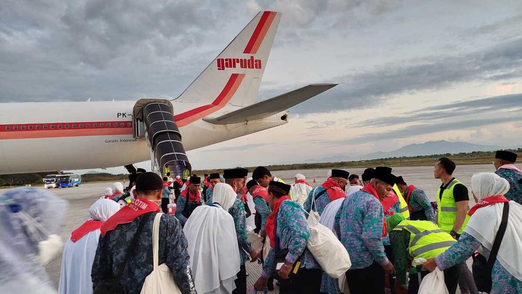 Kelompok terbang pertama calon jemaah haji embarkasi Lombok, naik ke pesawat yang akan menerbangkan mereka ke Tanah Suci, Rabu (7/6/2023). 