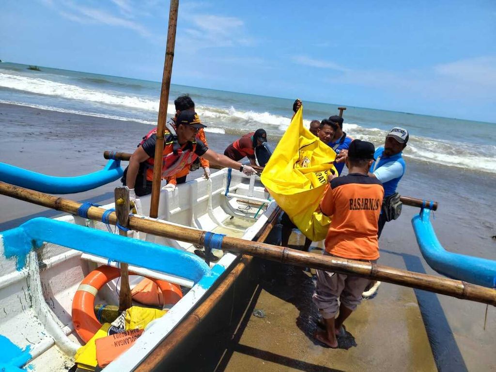 Tim SAR gabungan mengevakuasi bocah tenggelam di Kebumen, Jawa Tengah, Rabu (16/3/2022).
