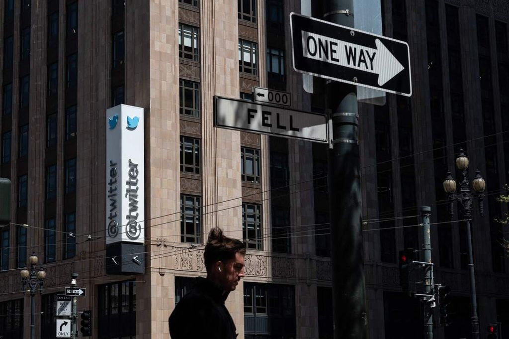 Foto dokumentasi tanggal 26 April 2022 ini memperlihatkan kantor pusat perusahaan Twitter di pusat kota San Francisco, California, AS. 