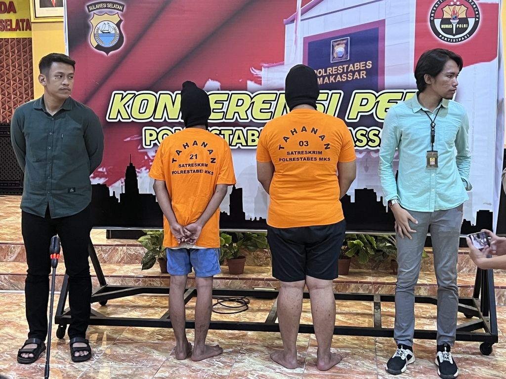 Dua tersangka penculikan anak, Al (17) dan Fa (14), dihadirkan dalam jumpa pers yang digelar Polrestabes Makassar, Selasa (10/1/2023). Kedua pelaku mengaku menculik karena ingin menjual organ tubuh.