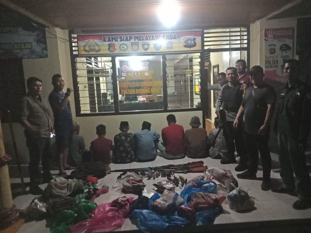 Tujuh pemburu satwa liar dilindungi ditangkap tim gabungan Polsek Batang Anai dan BKSDA Sumbar di Nagari Kasang, Kecamatan Batang Anai, Padang Pariaman, Sumbar, Rabu (5/10/2022) malam.