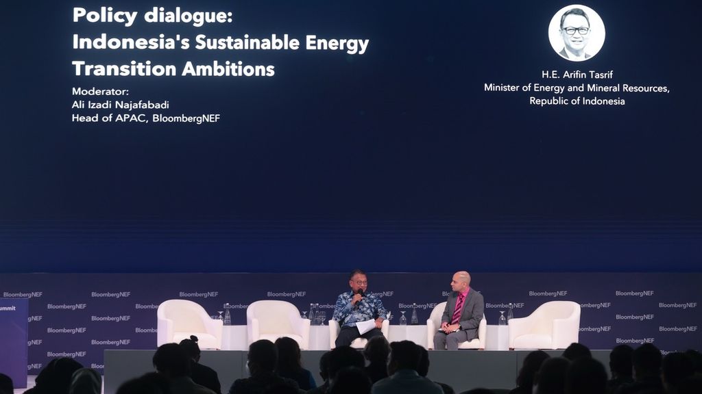 Energy and Mineral Resources Minister Arifin Tasrif (left) speaking at the BloombergNEF (BNEF) Summit in Nusa Dua, Bali, on Saturday (12/11/2022).