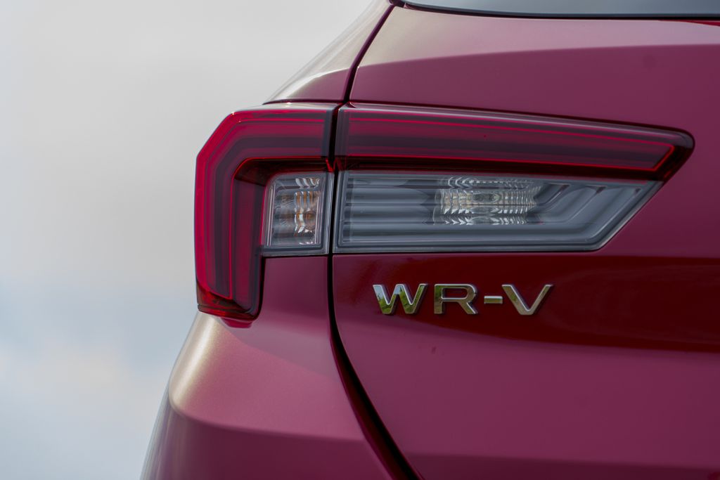 Logo WR-V pada bagian belakang Honda WR-V.