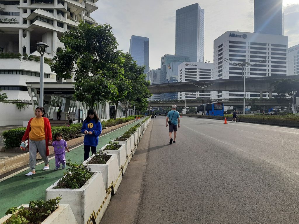 Sejumlah warga menikmati jalanan lengang saat hari bebas kendaraan bermotor (CFD) di Jalan Jenderal Sudirman, Jakarta, Minggu (26/3/2023). Jumlah warga menurun pada pekan pertama Ramadhan dibandingkan pada CFD sebelum bulan puasa.