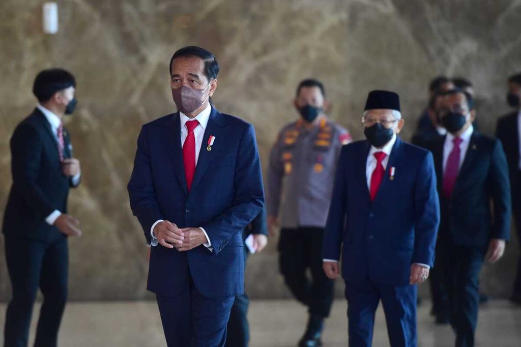 Presiden Joko Widodo saat memberikan keterangan pers terkait kunjungan kerja luar negeri di Bandara Internasional Soekarno-Hatta, Minggu (26/6/2022).