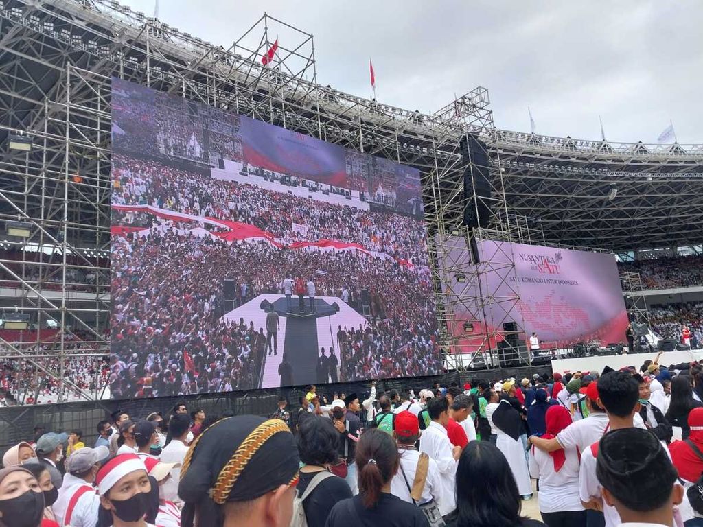 Presiden Joko Widodo pada acara Nusantara Bersatu, Satu Komando untuk Indonesia, yang digelar Gerakan Nusantara Bersatu, dari simpul-simpul sukarelawan Jokowi, di Stadion Utama Gelora Bung Karno, Jakarta, Sabtu (26/11/2022).
