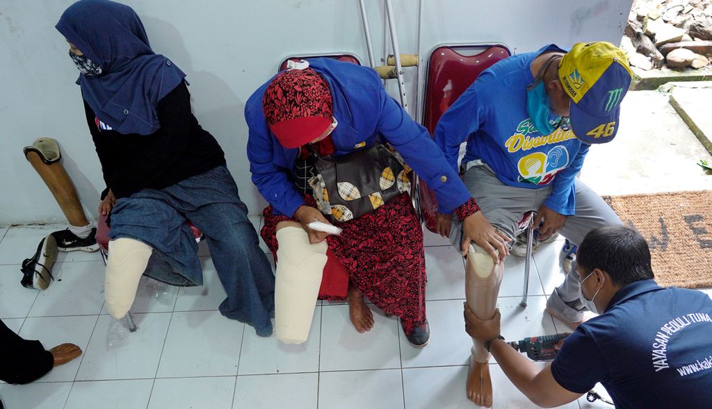 Para disabel tunadaksa saat menerima pemasangan kaki palsu gratis di Graha Potensi dan Sumber Kesejahteraan Sosial (PSKS) Kabupaten Bogor, Bubulak, Bogor, Jawa Barat, Selasa (22/12/2020). 