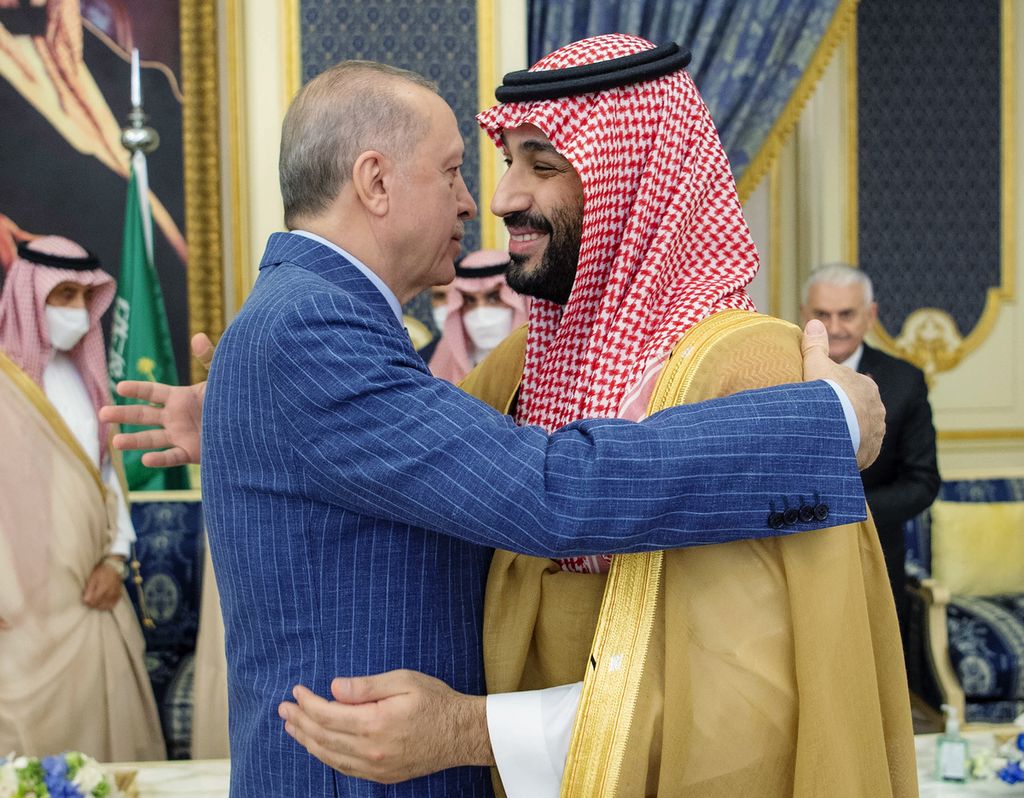 Presiden Turki Recep Tayyip Erdogan bertemu Putra Mahkota Arab Saudi Pangeran Mohammed bin Salman di Jeddah, Arab Saudi, pada April 2022. Hubungan Arab Saudi-Turki menegang gara-gara pembunuhan Jamal Khashogi di Istanbul beberapa tahun lalu. Sejumlah pejabat Arab Saudi disebut terkait pembunuhan itu.
