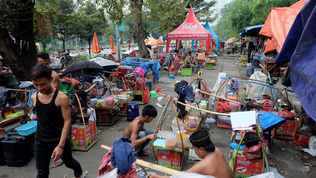 Para penjual kerak telor asal Jawa Barat yang mencari peruntungan di luar pagar area Jakarta Fair Kemayoran 2018 di Kemayoran, Jakarta Pusat, Rabu (13/6/2018). 
