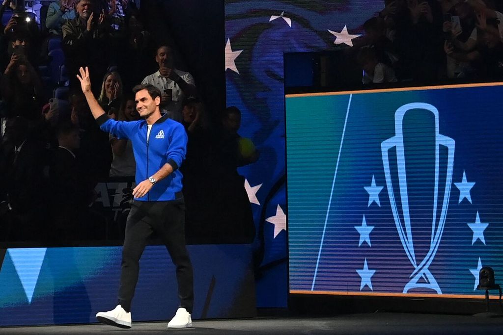 Petenis Swiss, Roger Federer, melambaikan tangannya saat diperkenalkan menjelang tampil di kejuaraan tenis beregu PIala Laver di Arena O2, London, Inggris, Sabtu (24/9/2022) dini hari WIB. Laga itu menandai akhir karier Federer di tenis profesional.
