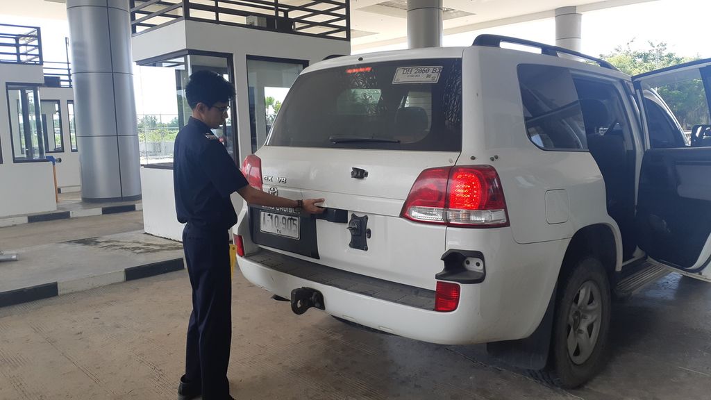 Petugas bea cukai membuka bagasi mobil di Pos Lintas Batas Negara Terpadu Motaain, Kabupaten Belu, Nusa Tenggara Timur, pada Rabu (8/6/2022). Mobil itu akan melintas ke Timor Leste.