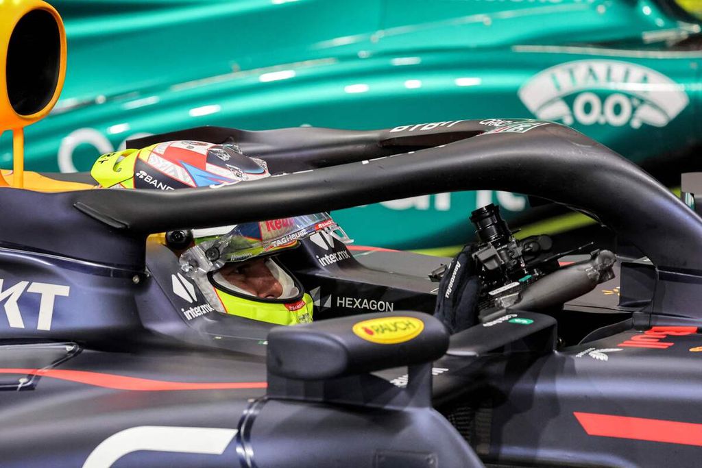 Pebalap Red Bull, Sergio Perez, bersiap keluar dari mobilnya seusai sesi kualifikasi balapan Formula 1 seri Arab Saudi di Sirkuit Jeddah Corniche, Jeddah, Sabtu (18/3/2023). Perez merebut posisi start terdepan dalam balapan pada Minggu (19/3/2023). 
