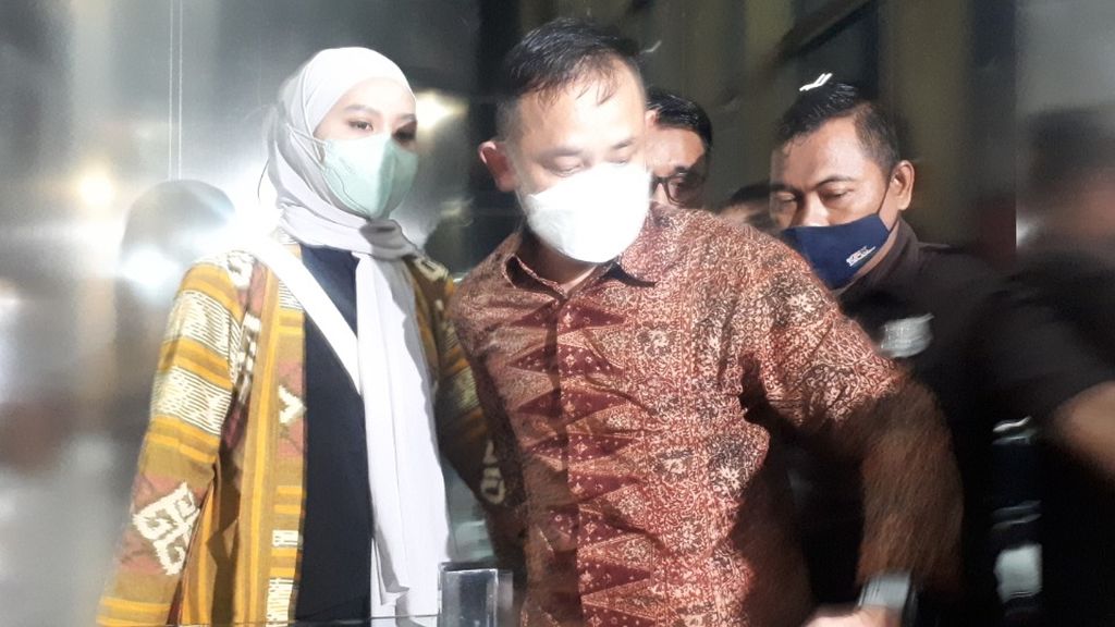 Kepala BPN Jakarta Timur Sudarman Harjasaputra dan istri keluar dari Gedung KPK, Jakarta, Selasa (21/3/2023).