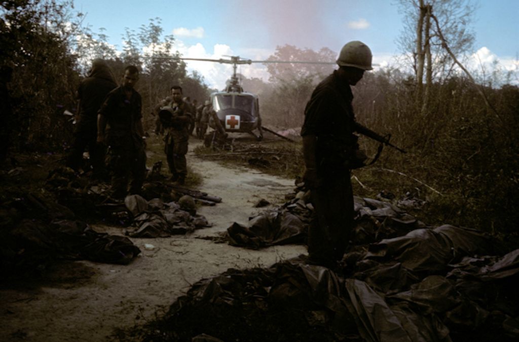 Helikopter medis digunakan untuk mengevakuasi korban dari area sebelah barat laut Kota Saigon (sekarang Ho Chi Minh, Vietnam, 1965). Foto: Tim Page (www.timpage.com.au).