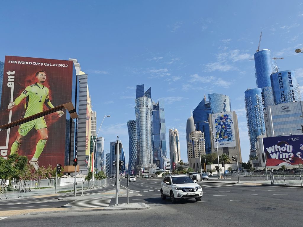 Gambar kiper Jerman, Manuel Neuer, terpampang di gedung kawasan West Bay, Doha, Qatar, Rabu (21/12/2022). Foto raksasa pesepak bola dunia menghiasai gedung di West Bay selama Piala Dunia Qatar 2022.