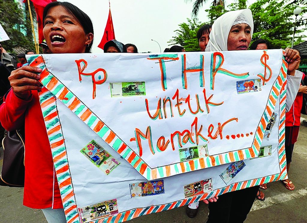 Puluhan buruh dari sejumlah perusahaan di Jakarta dan Tangerang saat berunjuk rasa di Kantor Kementerian Tenaga Kerja dan Transmigrasi di Jakarta, Senin (13/8/2012). 