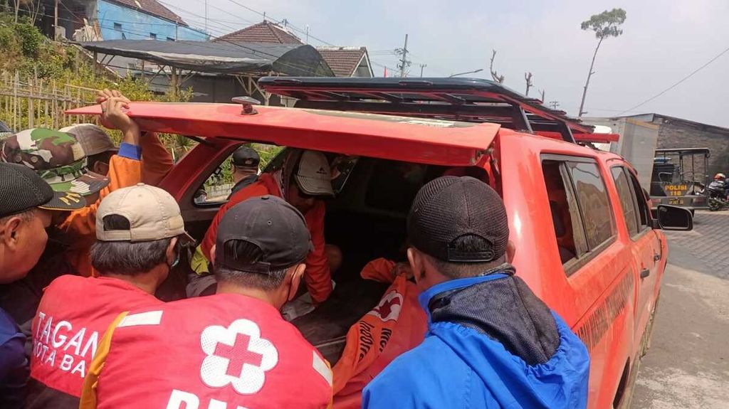 Evakuasi pendaki tewas di Gunung Arjuno, Jawa Timur, Minggu (20/8/2023)