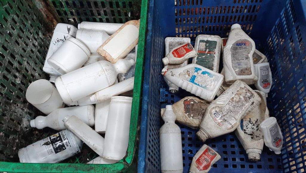 Sejumlah jenis sampah plastik kemasan masih memiliki nilai ekonomi dan dapat didaur ulang. Jenis sampah plastik kemasan setelah dipilah di UD Jaya Abadi Plastik, tempat pengumpulan sampah plastik di Kota Denpasar, Bali, Jumat (10/2/2023).