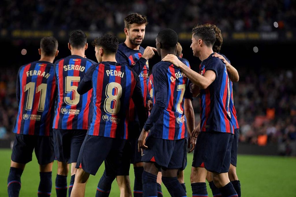 Pemain Barcelona Gerard Pique (tengah) merayakan gol yang dicetak oleh Ousmane Dembele ke gawang Almeria pada laga Liga Spanyol melawan Almeria di Stadion Camp Nou, Barcelona. Pique mengumumkan keputusannya pensiun seusai laga tersebut. 