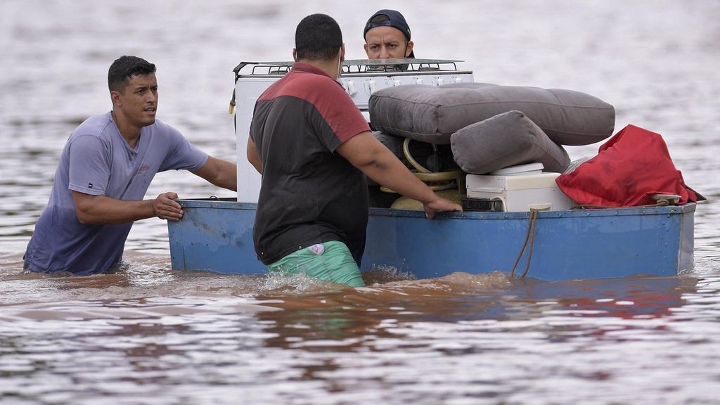 Menurut petugas badan meteorologi negara, seperti dikutip kantor berita AFP, bencana alam seperti banjir besar di Brasil ini dipicu oleh pemanasan global. 