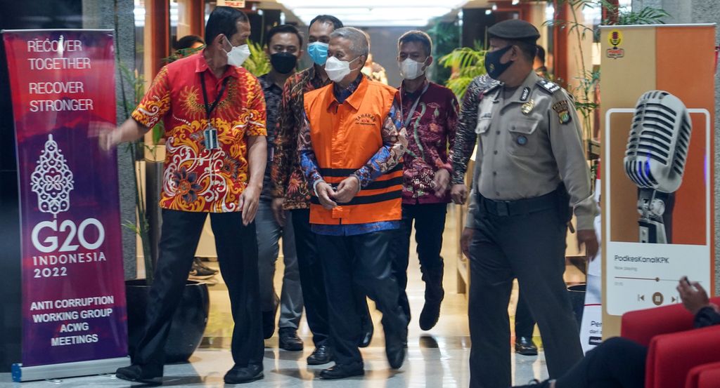 Hakim Agung Sudrajad Dimyati mengenakan rompi tahanan setelah menjalani pemeriksaan di Komisi Pemberantasan Korupsi (KPK), Jakarta, Jumat (23/9/2022). 