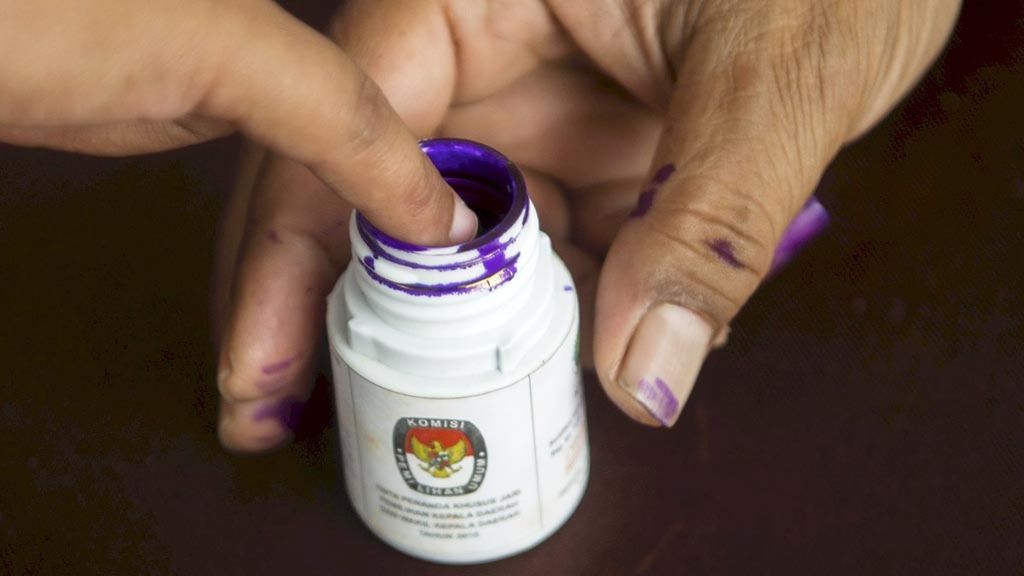 Warga mencelupkan jarinya ke dalam tinta saat mengikuti simulasi pemungutan suara yang digelar oleh Komisi Pemilihan Umum Kota Magelang di Alun-alun Kota Magelang, Jawa Tengah, Kamis (28/3/2019). 