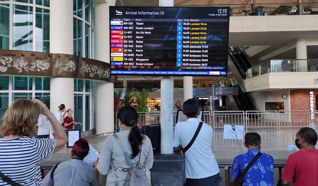Suasana di sekitar terminal kedatangan internasional Bandara Internasional I Gusti Ngurah Rai, Badung, Bali, Jumat (4/11/2022), masih normal. Tampak pula jadwal ketibaan pesawat rute penerbangan internasional di Bandara Internasional I Gusti Ngurah Rai.