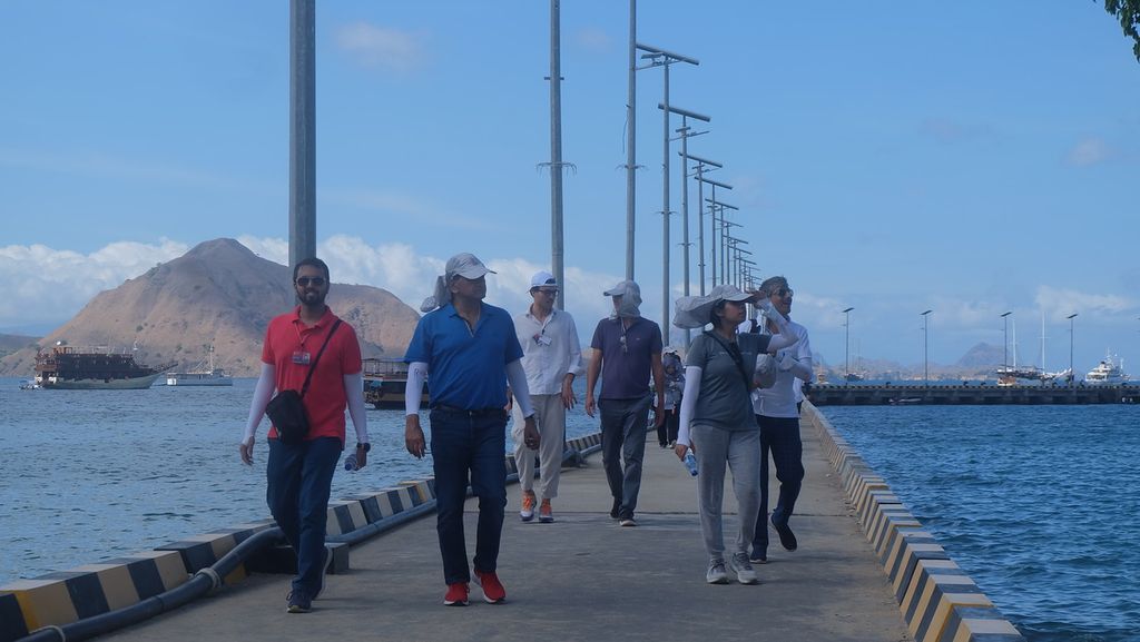 Rombongan delegasi dari India dan Italia menyusuri dermaga menuju Pulau Komodo, Selasa (12/7/2022) siang. Kunjungan itu merupakan rangkaian acara <i>site visit</i> pada pertemuan hari ketiga.