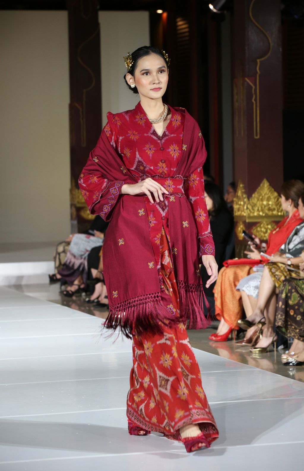 Didiet Maulana menghadirkan tenun single ikat Geringgsing dan tenun rangrang Nusa Penida, Bali, di acara Pesona Wastra Warna Alam, di Jakarta, Kamis (2/3/2023). 