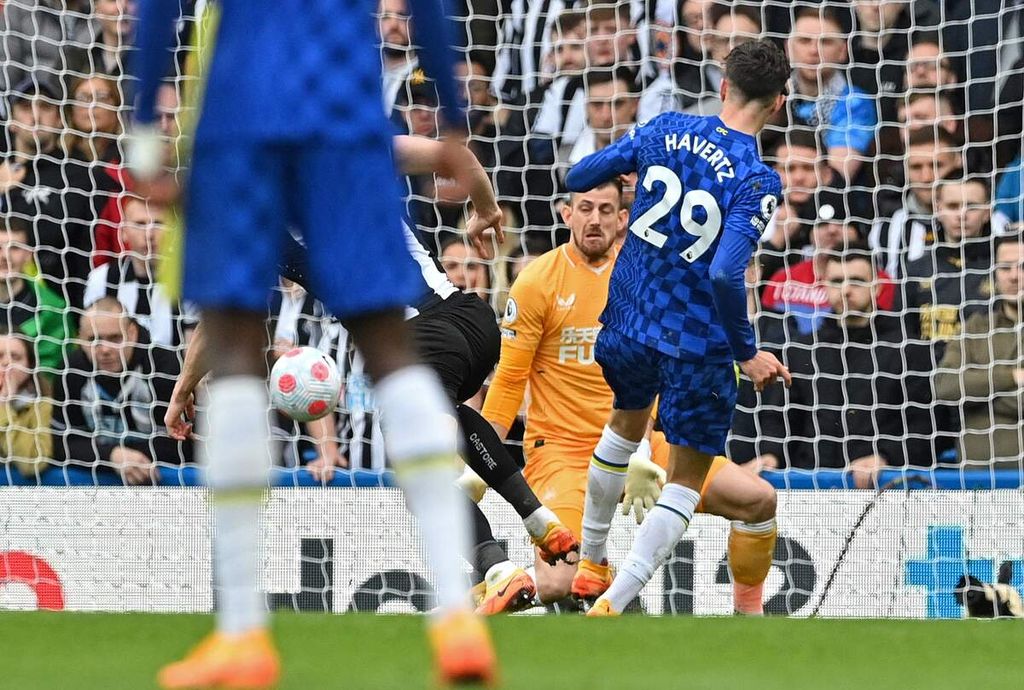 Gelandang serang Chelsea, Kai Havertz (kanan), mencetak gol tunggal yang memastikan kemenangan Chelsea atas Newcastle United pada laga Liga Inggris di Stadion Stamford Bridge, London, Minggu (13/3/2022). 
