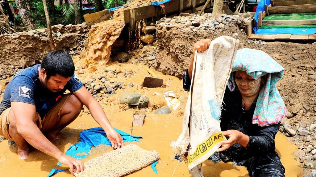 Pekerja tambang emas rakyat mendulang emas di Kecamatan Batang Natal, Kabupaten Mandailing Natal, Sumatera Utara, Selasa (12/11/2019). 
