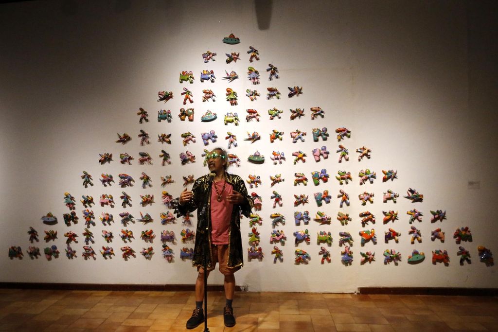 Pelukis Daniel Kho memberi sambutan saat pembukaan pameran tunggalnya yang bertajuk owALAH di Bentara Budaya, Jakarta, Kamis (19/1/2023). 