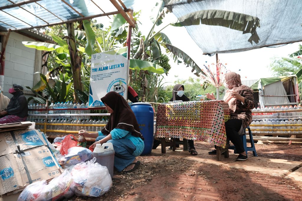 Petugas bank sampah memilah sampah sesuai jenisnya di Bank Sampah Tri Alam Lestari, Pesanggrahan, Jakarta, Kamis (6/10/2022). Kementerian Lingkungan Hidup dan Kehutanan (KLHK) mencatat pada hingga tahun 2022 terdapat 16.250 bank sampah di Indonesia. 