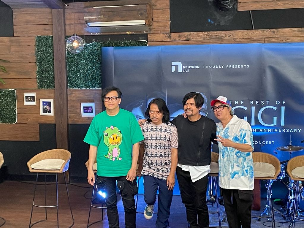 Band GIGI saat jumpa pers, Rabu (1/2/2023), di kawasan Kemang, Jakarta Selatan. Dari kiri: Armand Maulana (vokal), Dewa Budjana (gitar), Gusti Hendy (drum), dan Thomas Ramdhan (bas).