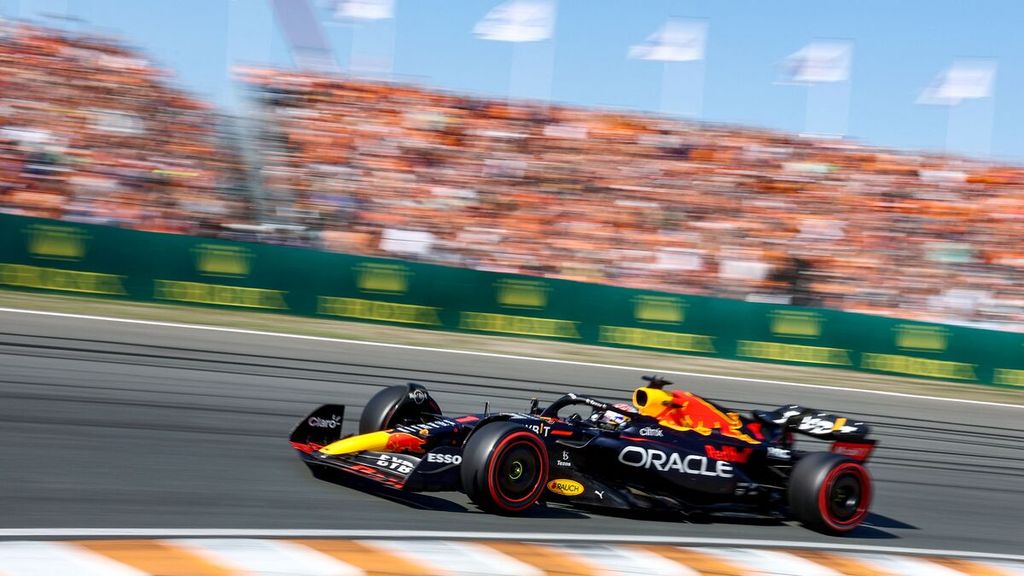 Pebalap Red Bull, Max Verstappen, mengikuti sesi kualifikasi Formula 1 seri Belanda di Sirkuit Zandvoort, Sabtu (3/9/2022). Ia meraih waktu tercepat.