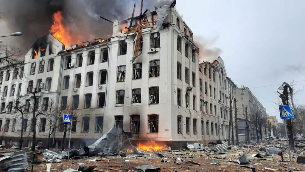 Foto yang disediakan oleh Layanan Kedaruratan Ukraina memperlihatkan pemadam kebakaran berupaya memadamkan api di Gedung Kepolisian Daerah di Kharkiv yang hancur dan terbakar, Rabu (2/3/2022). Gedung itu menjadi sasaran tembakan Rusia.