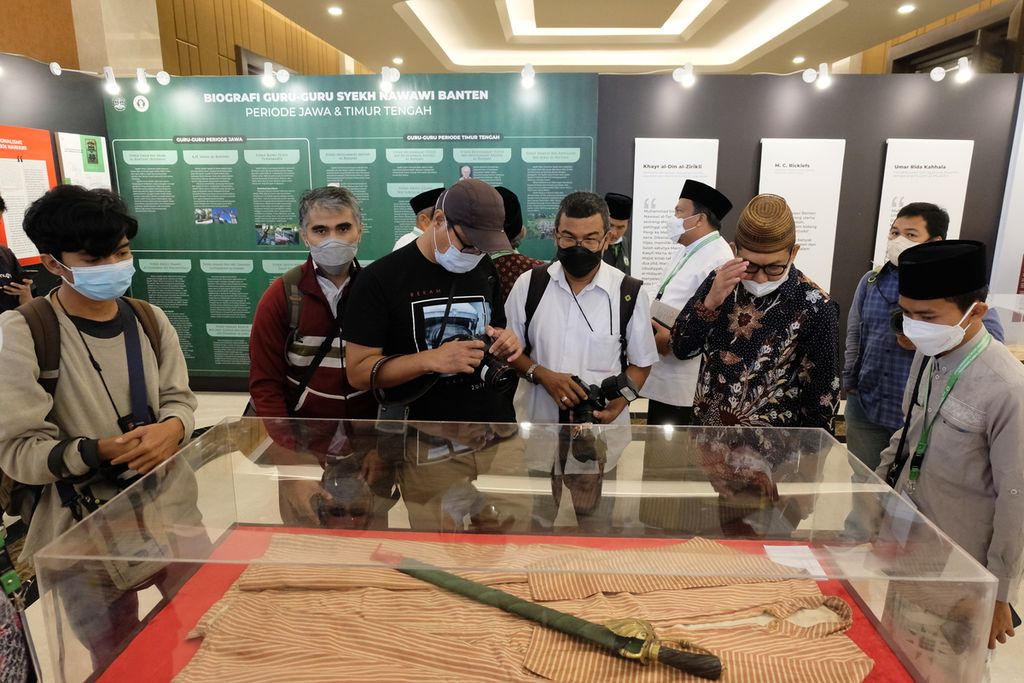 Sejumlah pengunjung melihat jubah dan pedang milik Syekh Nawawi al-Bantani pada pameran Pekan Memorial Syekh Nawawi Banten di Jakarta, Selasa (8/2/2022). 