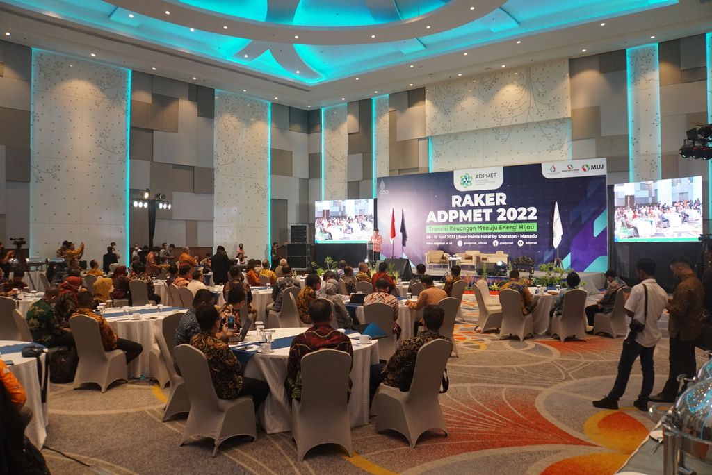 Suasana rapat kerja Asosiasi Daerah Penghasil Migas dan Energi Terbarukan (ADPMET) di Manado, Sulawesi Utara, Kamis (9/6/2022).