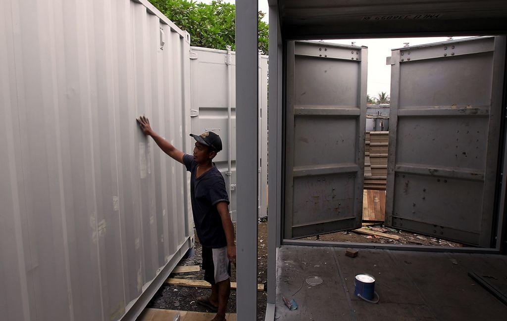 Pekerja membersihkan kontainer dari kotoran di bengkel rumah Kontainer.com di Cilincing, Jakarta, Senin (4/11/2019). Sulitnya mendapatkan perumahan yang layak dengan harga terjangkau bagi masyarakat di Jakarta membuat Nabil (35) mengembangkan usaha pembuatan rumah kontainer. Kontainer yang ditawarkan ke masyarakat berukuran 20 <i>feet </i>(kaki) dan 40 <i>feet</i>. Kontainer ukuran 20 <i>feet </i>dihargai Rp 60 juta sampai Rp 65 juta, sedangkan kontainer ukuran 40 <i>feet</i> ditawarkan dengan harga Rp 90 juta-Rp 95 juta. Untuk merenovasi kontainer menjadi rumah idaman sesuai keinginan dan pesanan konsumen, dibutuhkan waktu sekitar dua minggu untuk penyelesaian.