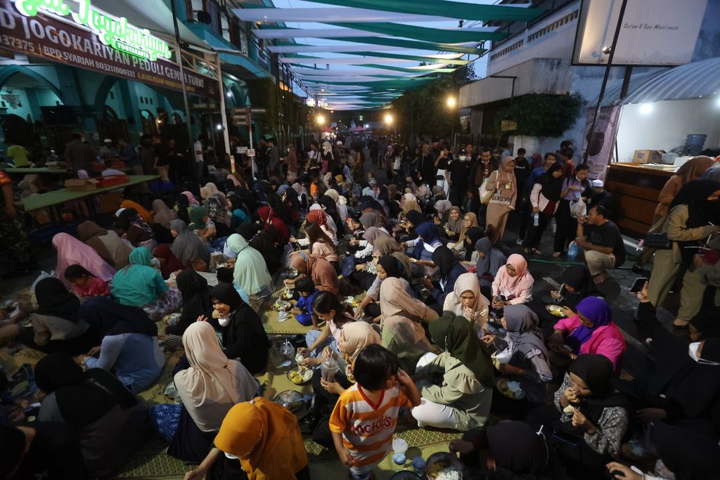 Warga berbuka puasa bersama di Masjid Jogokariyan, Mantrijeron, Yogyakarta, Kamis (23/3/2023). Sebanyak 3.000 porsi takjil disiapkan setiap hari di masjid itu selama bulan Ramadhan untuk warga yang hendak berbuka puasa bersama. 