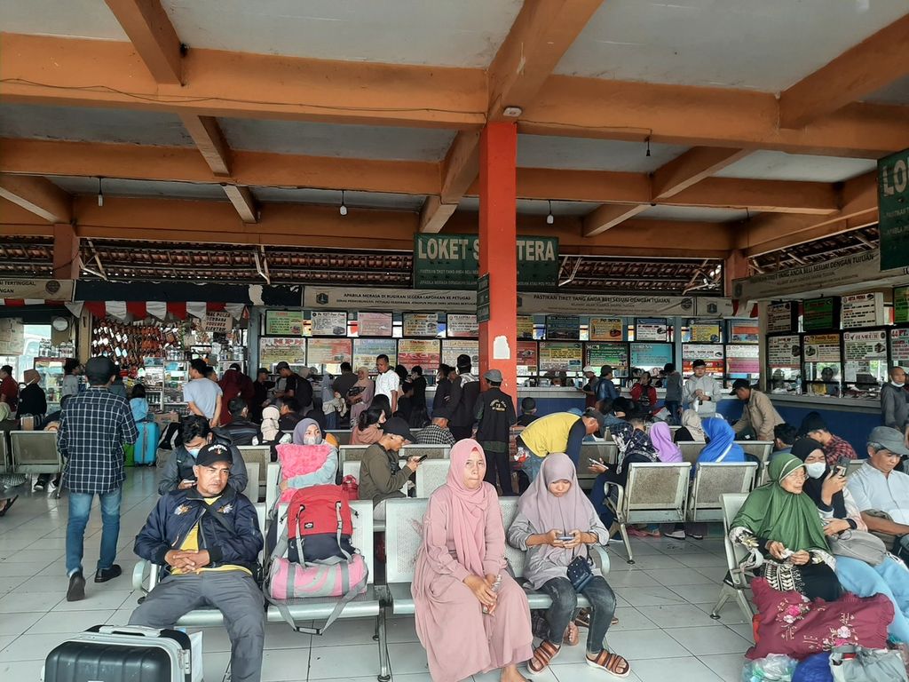 Penumpang bus menunggu di ruang tunggu di Terminal Kampung Rambutan, Jakarta, Sabtu (24/12/2022).