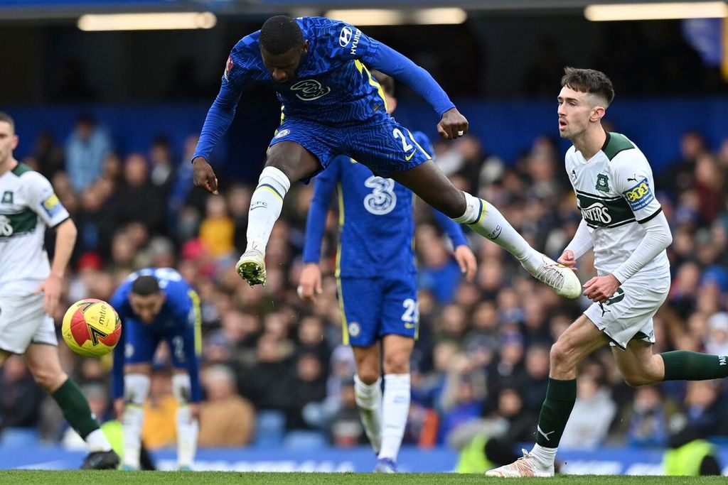 Bek Chelsea, Antonio Rudiger, menghalau bola saat pertandingan babak keempat Piala FA antara Chelsea dan Plymouth Argyle, di Stadion Stamford Bridge, London, Sabtu (5/2/2022). Chelsea menang 2-1 setelah perpanjangan waktu. 